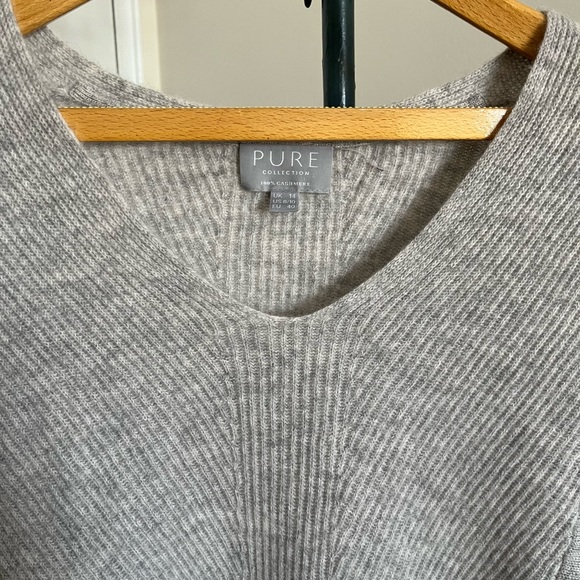 Gorgeous silver grey cashmere v neck sweater by Pure Cashmere, size 10. - Picture 3 of 11
